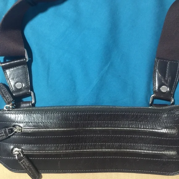Trade/offer? - TUMI crossbody/shoulder bag. Unisex GUC - Picture 6 of 14